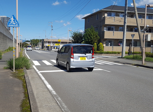 歩行者はいたけど渡ろうとしてなかったじゃん！　横断歩道で一時停止せずに警察に捕まったけどこれって違反なの？