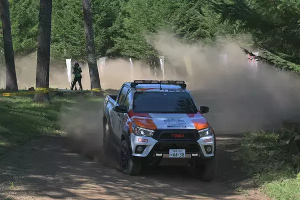 「ただ今大注目の新カテゴリー！　クロカン四駆が爆走する全日本ラリー選手権「OP-XCクラス」の華やかさがヤバい」の画像