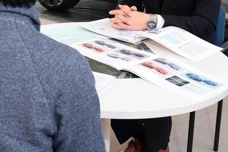 昔は晩ご飯をごちそうになって一人前！　「営業マンの腕」がみせられなくなった令和の新車ディーラー事情