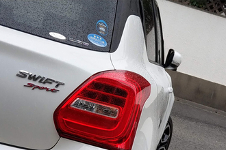 クルマを買ったらステッカーだらけ！　「カッコ悪い」けど剥がしてOKなものとダメなものとは