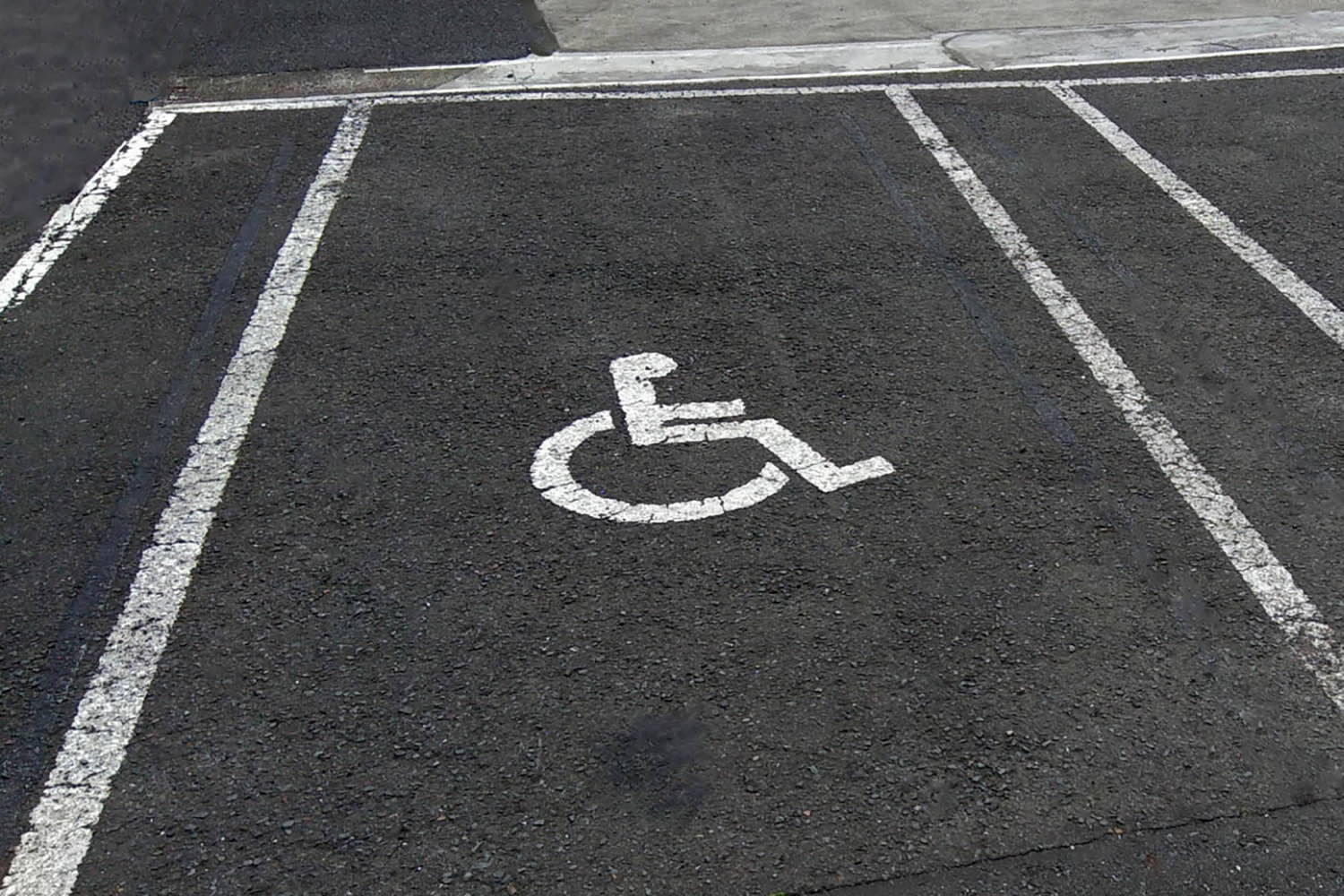 「心ない利用者」のために許可制度の導入まで！　車椅子マークの「駐車スペース」の正しい使い方とは