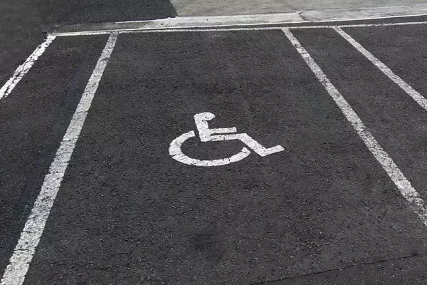 「「心ない利用者」のために許可制度の導入まで！　車椅子マークの「駐車スペース」の正しい使い方とは」の画像