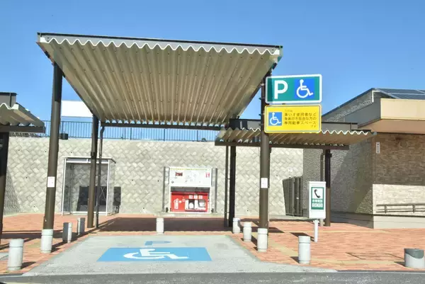 「「心ない利用者」のために許可制度の導入まで！　車椅子マークの「駐車スペース」の正しい使い方とは」の画像