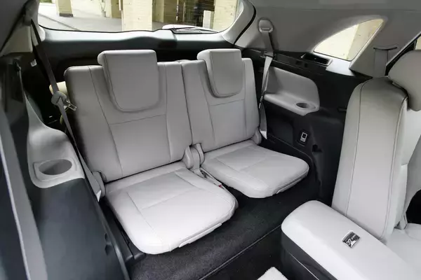 「狭っ！　後席使いづらっ！　実用車なのに実用性に欠ける残念なクルマ６選」の画像