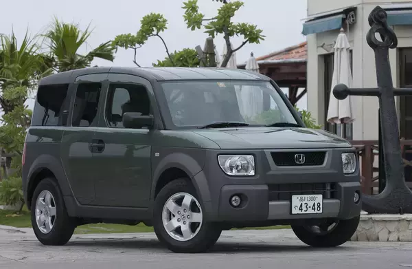「狭っ！　後席使いづらっ！　実用車なのに実用性に欠ける残念なクルマ６選」の画像
