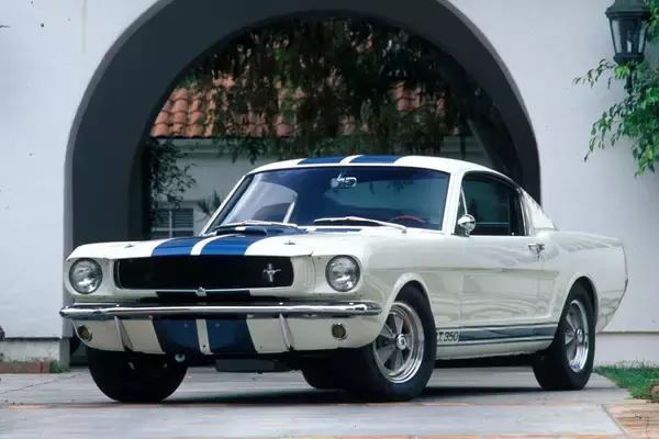 「シェルビーが手がけるとマスタングがこうなる！　レースで勝つために生まれた「GT350」とさらに怪物化した「GT500」」の画像