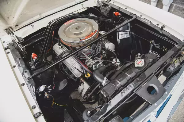 「シェルビーが手がけるとマスタングがこうなる！　レースで勝つために生まれた「GT350」とさらに怪物化した「GT500」」の画像