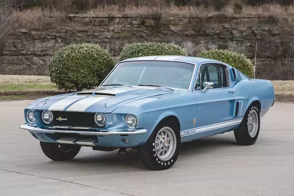 「シェルビーが手がけるとマスタングがこうなる！　レースで勝つために生まれた「GT350」とさらに怪物化した「GT500」」の画像