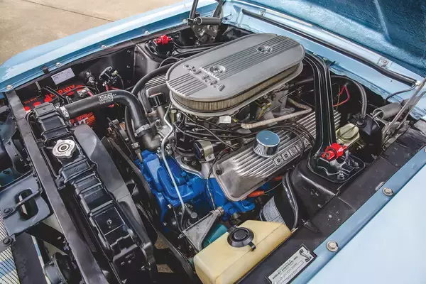 「シェルビーが手がけるとマスタングがこうなる！　レースで勝つために生まれた「GT350」とさらに怪物化した「GT500」」の画像