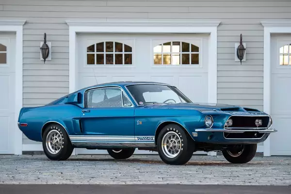 「シェルビーが手がけるとマスタングがこうなる！　レースで勝つために生まれた「GT350」とさらに怪物化した「GT500」」の画像