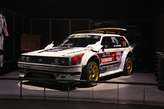 スバルブースのセンターは「1983年製のレオーネ」!?　862馬力に魔改造された「GLハックスター」の正体とは？　【ジャパンモビリティショー2025】