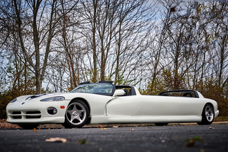 これAI画像じゃない？　違和感満点のダッジバイパーの「リムジン」レンタカーがヤバすぎる