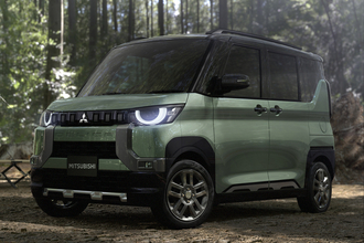 背中にはハイブリッドのエンブレム！　車高はオフローダーのそれ？　三菱から突如発表された「デリカミニ」ってどんなヤツなのか
