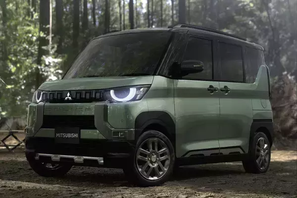 背中にはハイブリッドのエンブレム！　車高はオフローダーのそれ？　三菱から突如発表された「デリカミニ」ってどんなヤツなのか