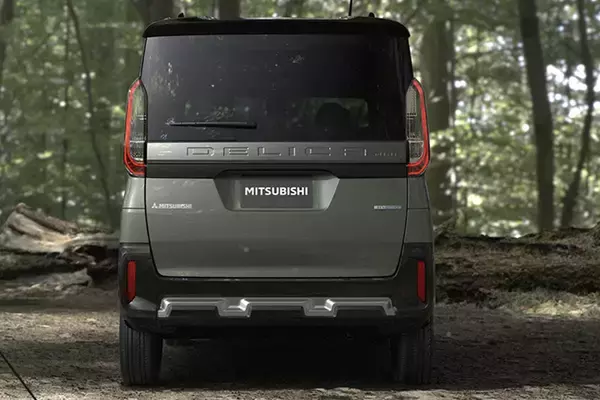「背中にはハイブリッドのエンブレム！　車高はオフローダーのそれ？　三菱から突如発表された「デリカミニ」ってどんなヤツなのか」の画像