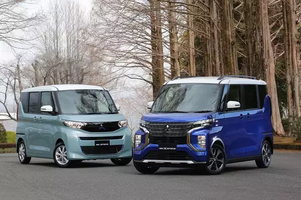 「背中にはハイブリッドのエンブレム！　車高はオフローダーのそれ？　三菱から突如発表された「デリカミニ」ってどんなヤツなのか」の画像