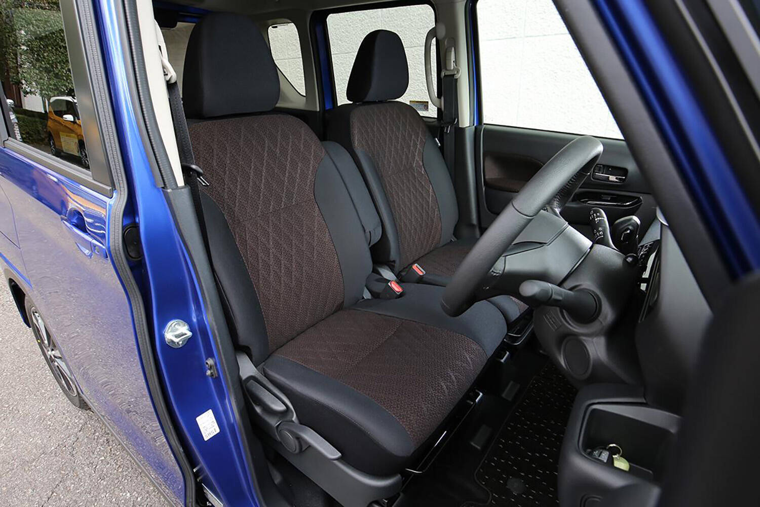 背中にはハイブリッドのエンブレム！　車高はオフローダーのそれ？　三菱から突如発表された「デリカミニ」ってどんなヤツなのか