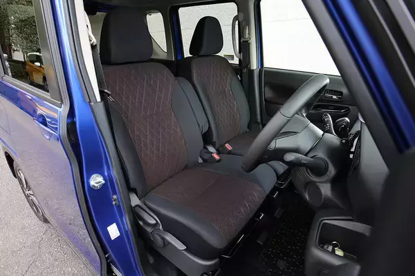 「背中にはハイブリッドのエンブレム！　車高はオフローダーのそれ？　三菱から突如発表された「デリカミニ」ってどんなヤツなのか」の画像