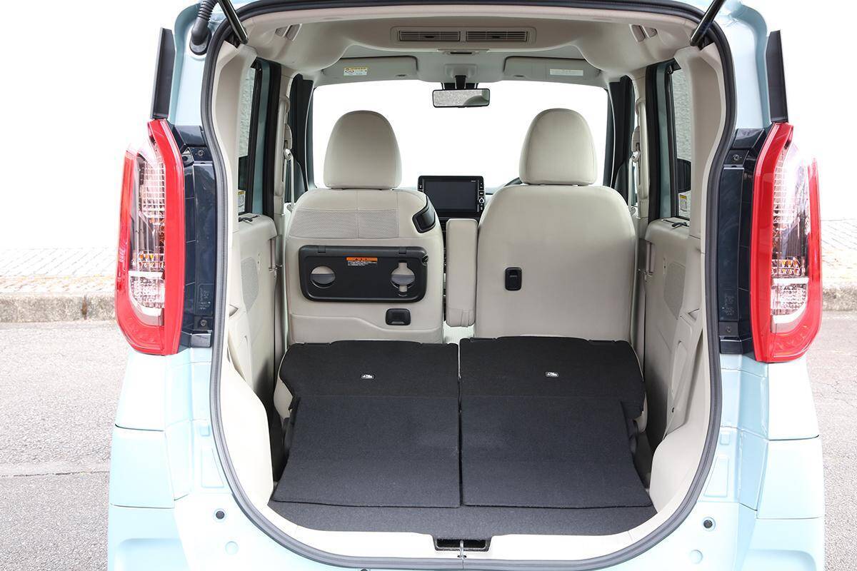 背中にはハイブリッドのエンブレム！　車高はオフローダーのそれ？　三菱から突如発表された「デリカミニ」ってどんなヤツなのか