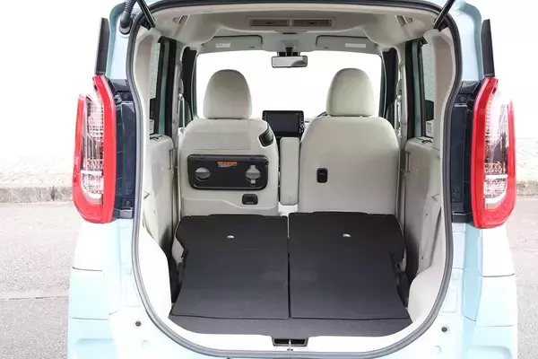 「背中にはハイブリッドのエンブレム！　車高はオフローダーのそれ？　三菱から突如発表された「デリカミニ」ってどんなヤツなのか」の画像