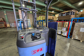 するすると倉庫を走りまわるフォークリフトを見たら……「できるんじゃね？」の１分後に後悔した素人のフォークリフト体験記