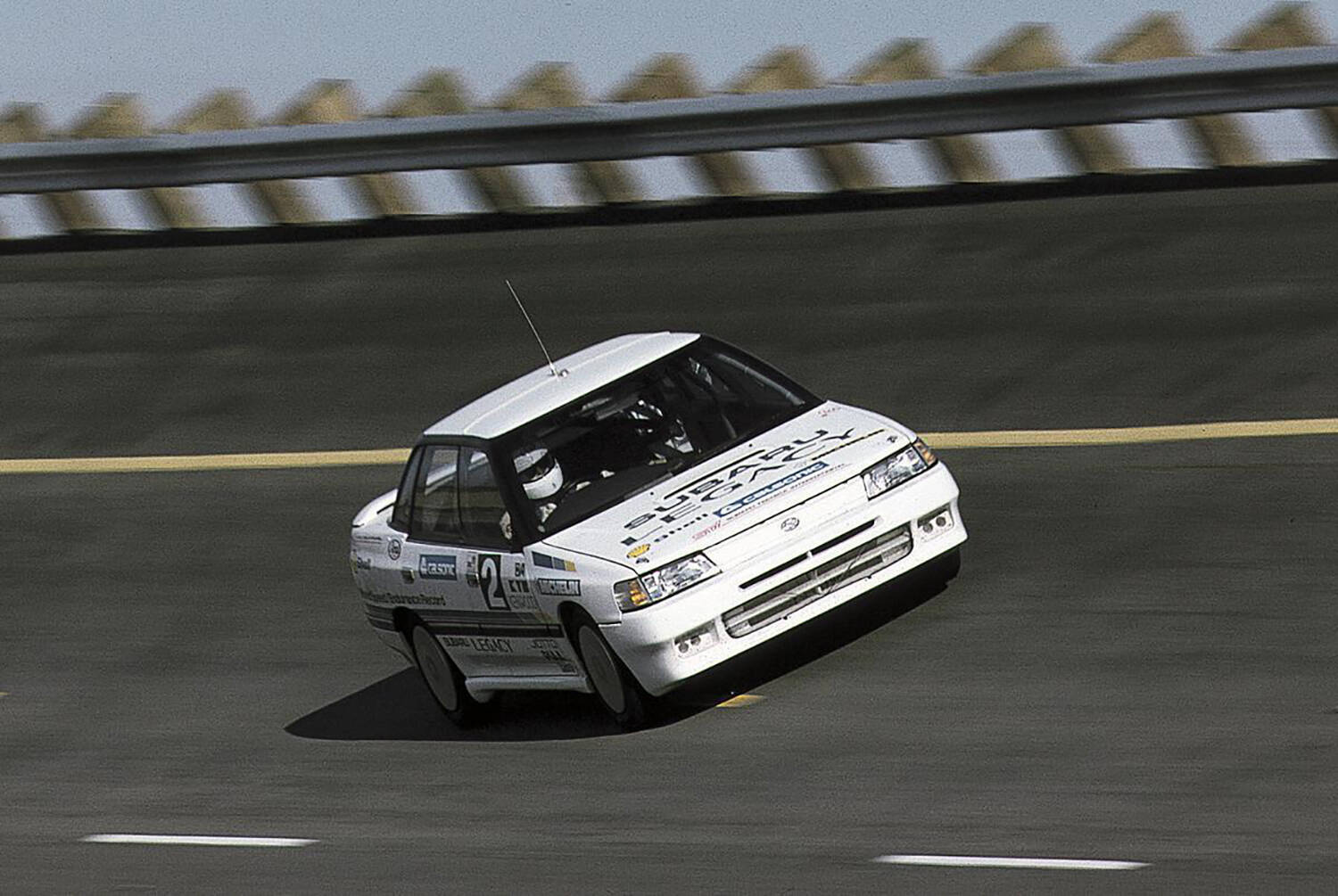 クルマをクレーンで吊って落下！　10万キロぶっ続けで走らせる！　昔の自動車メーカーのテストとPR手法がオモシロすぎる