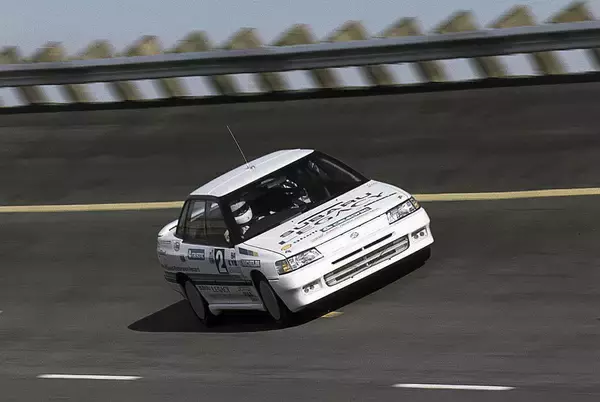 「クルマをクレーンで吊って落下！　10万キロぶっ続けで走らせる！　昔の自動車メーカーのテストとPR手法がオモシロすぎる」の画像