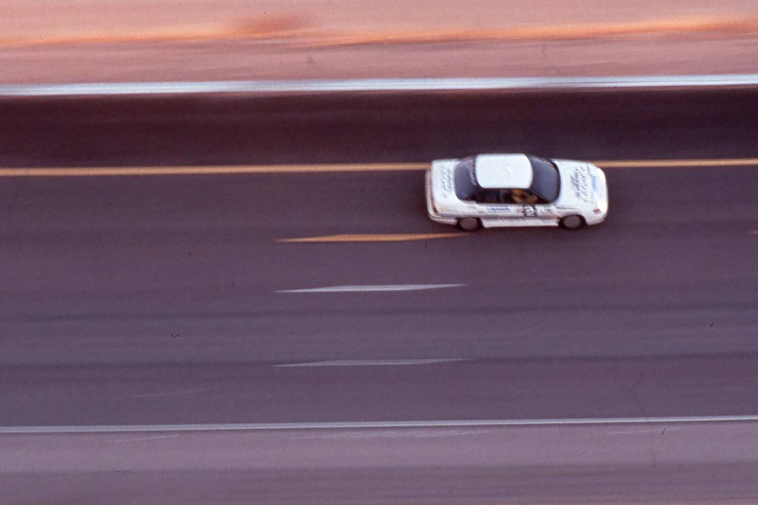 クルマをクレーンで吊って落下！　10万キロぶっ続けで走らせる！　昔の自動車メーカーのテストとPR手法がオモシロすぎる