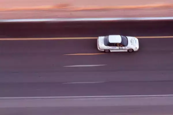 「クルマをクレーンで吊って落下！　10万キロぶっ続けで走らせる！　昔の自動車メーカーのテストとPR手法がオモシロすぎる」の画像