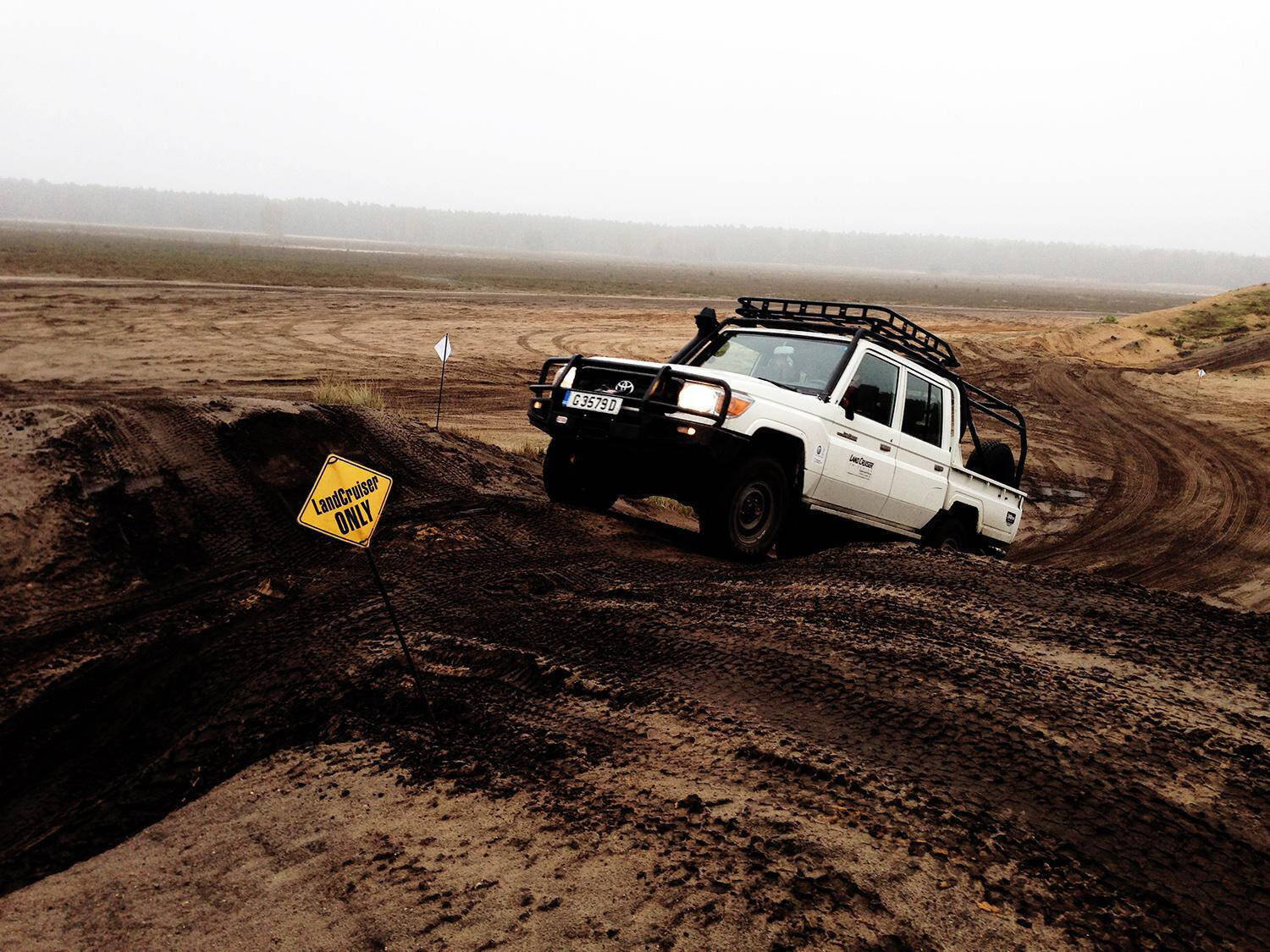 クルマをクレーンで吊って落下！　10万キロぶっ続けで走らせる！　昔の自動車メーカーのテストとPR手法がオモシロすぎる