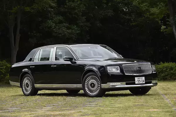 禁断の同門対決！　トヨタ・センチュリーとレクサスLSはドッチがスゴイ？