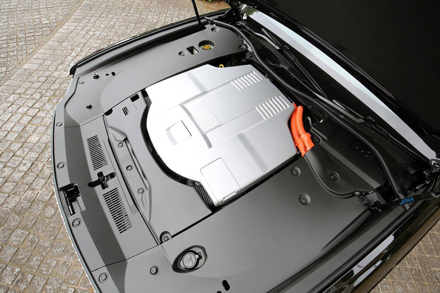 禁断の同門対決！　トヨタ・センチュリーとレクサスLSはドッチがスゴイ？