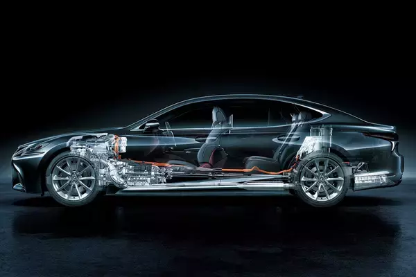 「禁断の同門対決！　トヨタ・センチュリーとレクサスLSはドッチがスゴイ？」の画像