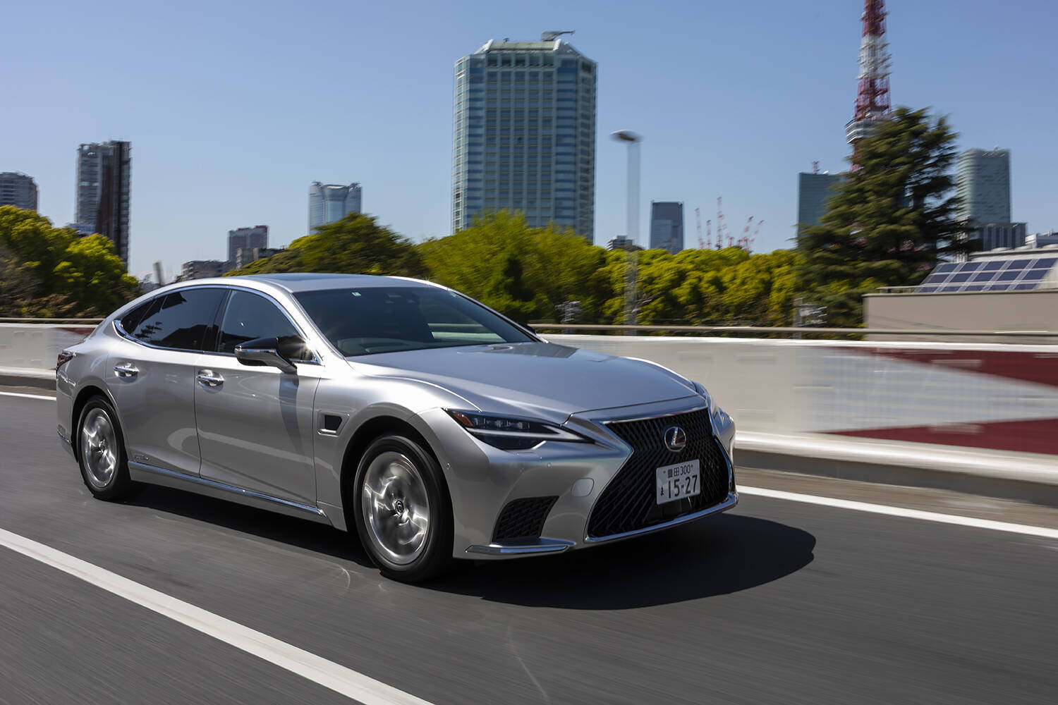 禁断の同門対決！　トヨタ・センチュリーとレクサスLSはドッチがスゴイ？