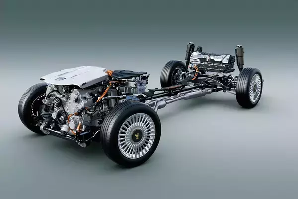 「禁断の同門対決！　トヨタ・センチュリーとレクサスLSはドッチがスゴイ？」の画像