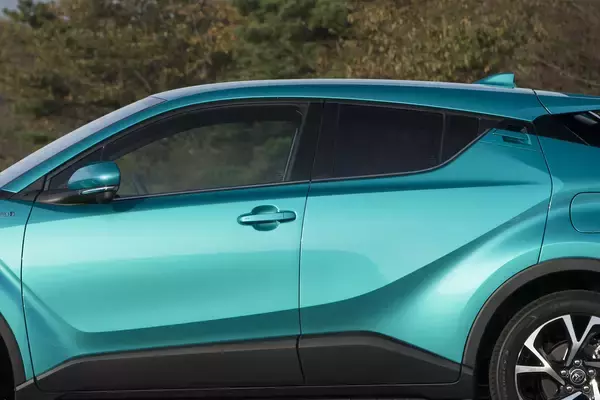 「「カッコイイ」で買って乗ったら「ちっちゃっ」！　今流行のクーペSUVは「リヤ窓」のチェックを忘れずに」の画像