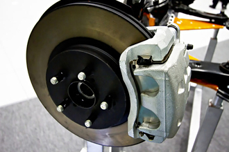 ごっつい対向ブレーキキャリパーはいかにも高性能……だがじつは「片押し」にも性能面でのアドバンテージがある！