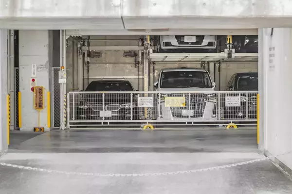 「令和の時代にも見かける駐車場の「外車お断り」の看板！　その意図とは？」の画像