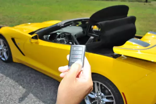 「令和の時代にも見かける駐車場の「外車お断り」の看板！　その意図とは？」の画像