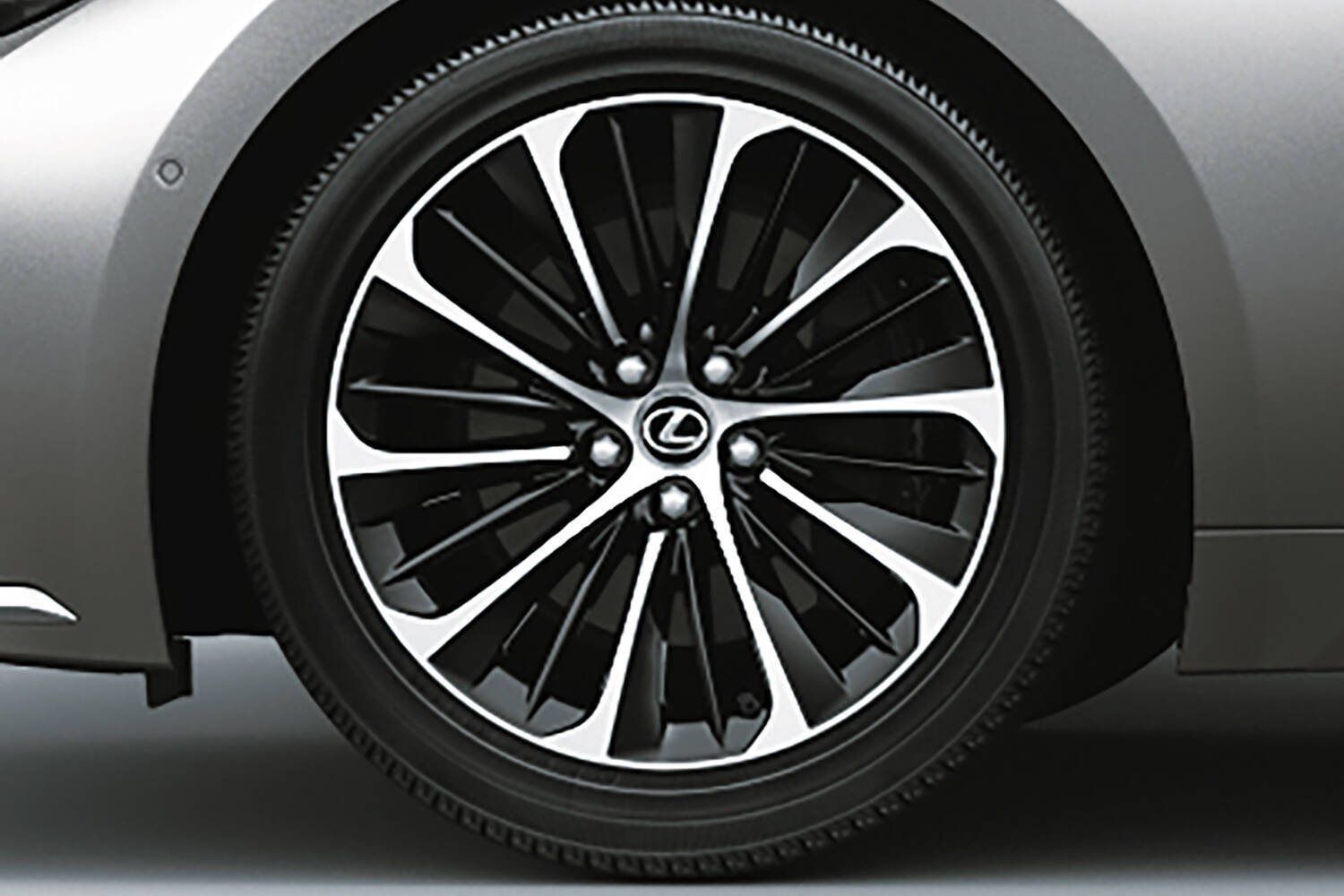 乗り心地がよくなってユーザーインターフェースの操作性も向上！　レクサスLSが一部改良でさらにいいクルマになった