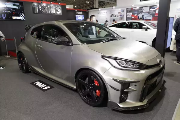 「トムスは徹底的に走りを追求！　３台のコンプリートカーが放つ圧倒的な迫力【東京オートサロン2023】」の画像