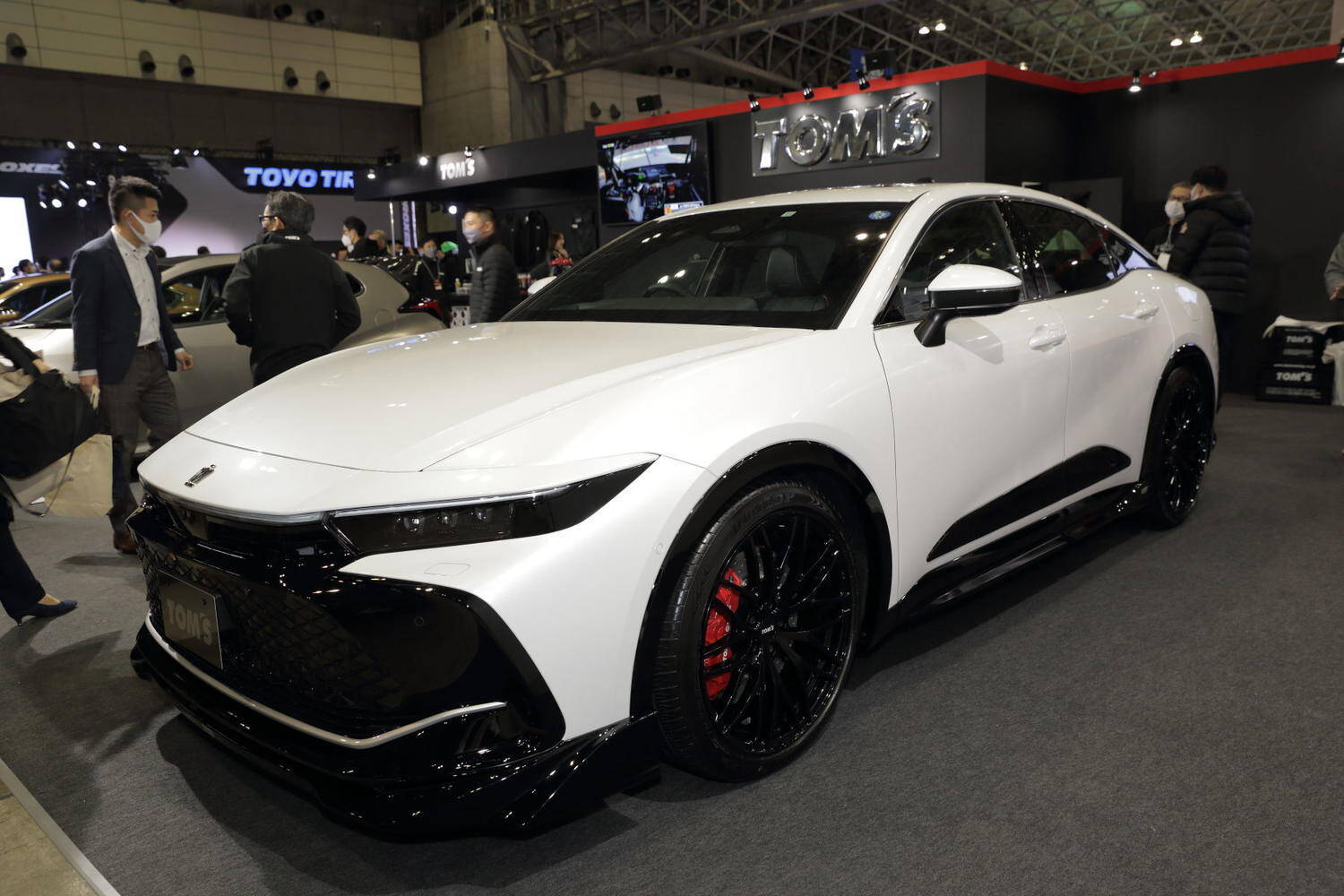 トムスは徹底的に走りを追求！　３台のコンプリートカーが放つ圧倒的な迫力【東京オートサロン2023】