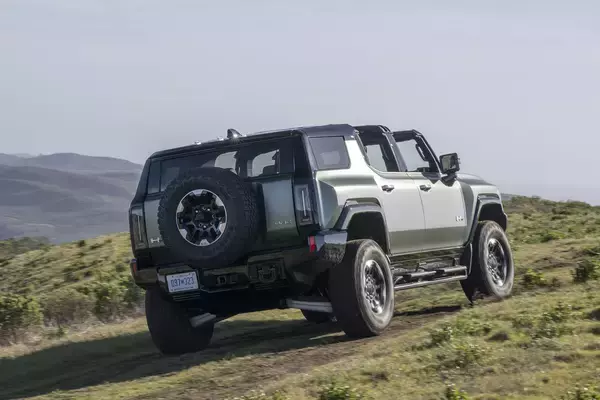 「EVもいよいよ「超豪華」だったり「バカッ速」だったり色々出てきた！　明らかに普通じゃないキワモノ車４台」の画像