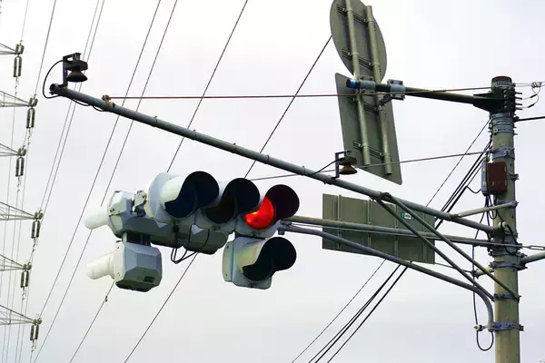 「右折矢印信号のあとの「黄色点灯」で直進！　黄色でも「信号無視」の違反になるから要注意」の画像