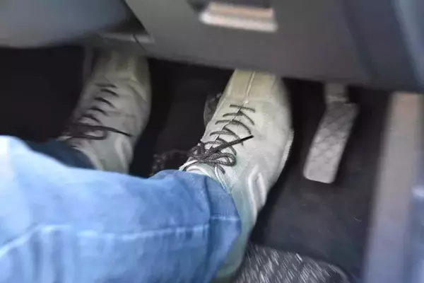 「燃費や電費に優れるのはコレのおかげ！　電気自動車やハイブリッド車の「回生ブレーキ」ってそもそも何？」の画像