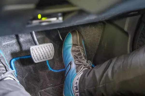 「燃費や電費に優れるのはコレのおかげ！　電気自動車やハイブリッド車の「回生ブレーキ」ってそもそも何？」の画像