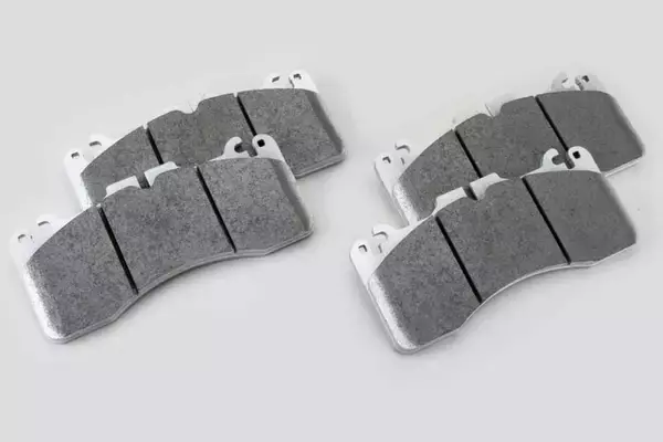 「燃費や電費に優れるのはコレのおかげ！　電気自動車やハイブリッド車の「回生ブレーキ」ってそもそも何？」の画像