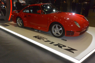 ブリヂストンのブースで鬼目立ちだったのは真紅のポルシェ959！　名だたるスーパーカーメーカーに認められた初代「RE71」伝説とは【東京オートサロン2026】