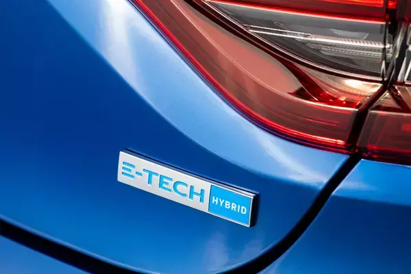 「【試乗】ルーテシアの潜在能力「全解放」!?　新登場のE-TECH HYBRIDモデルがべた褒め必至のデキだった」の画像