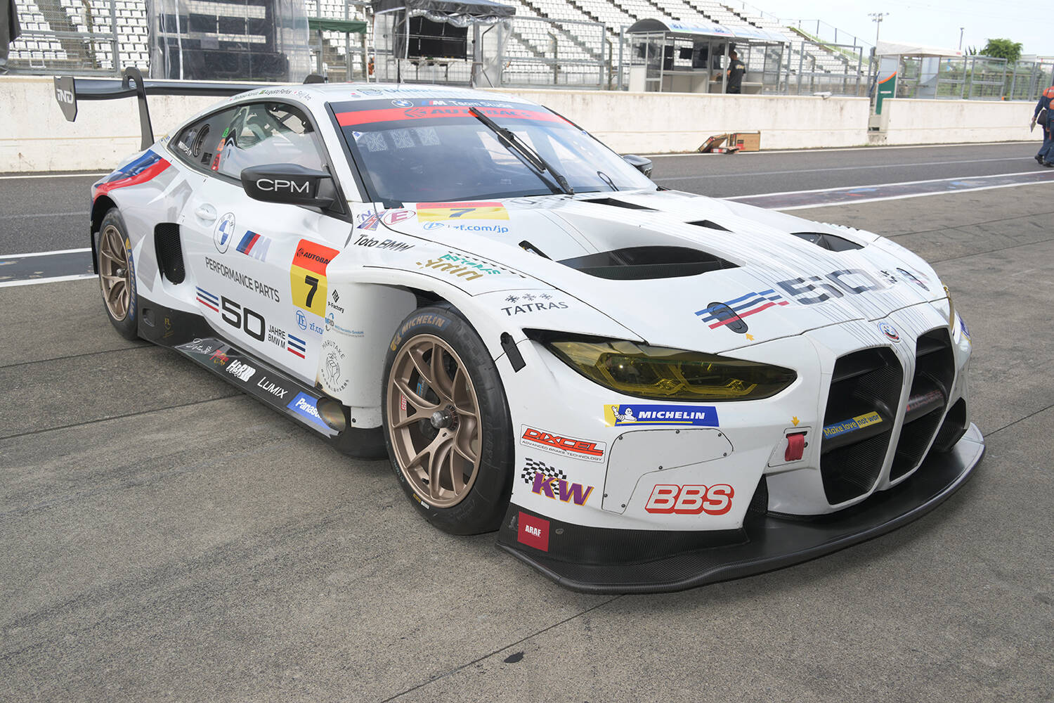 「オネーサン」でバズったスーパーGT参戦チーム「BMW Team Studie」のドライバーに直撃！　新型車両「M4 GT3」ってどんなマシン？